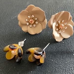 Two pairs of flower 🌸 earrings. Pierced. Brown & Gold in Color.